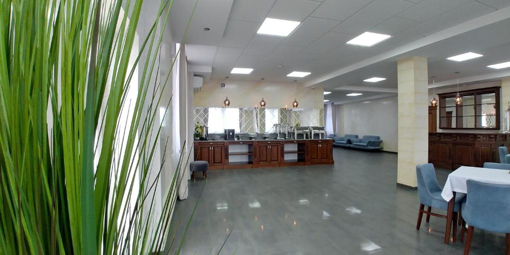 Hotel Meridian의 세련된 호텔 로비 모습입니다.