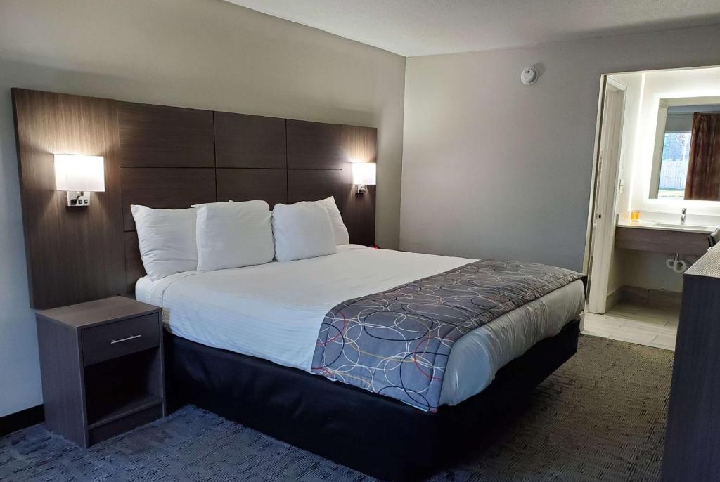 Days Inn & Suites by Wyndham Charleston Airport West photo