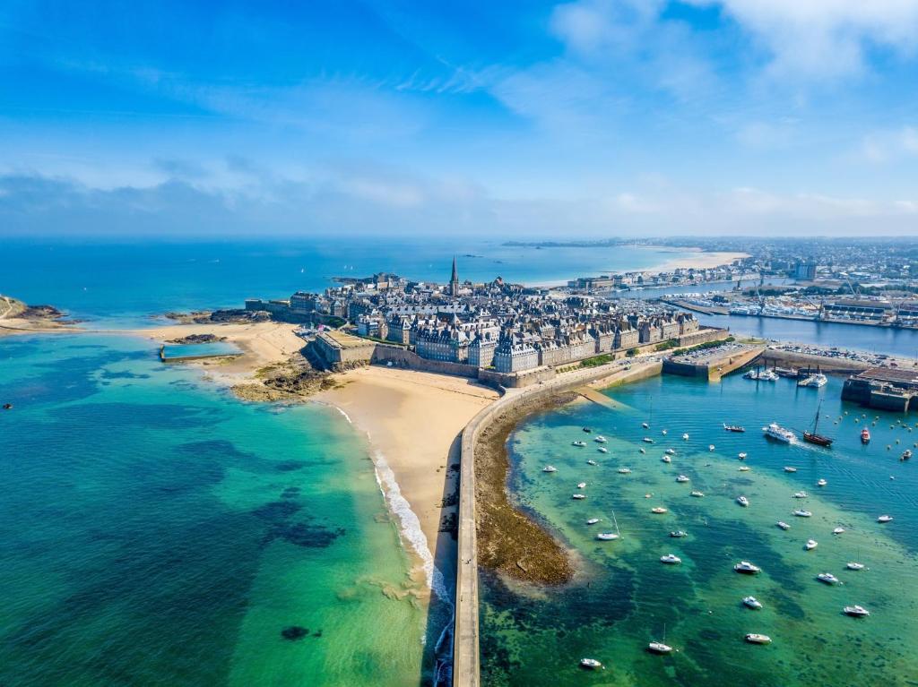 Studio lumineux Intra-muros à 2 pas de la plage. - 5