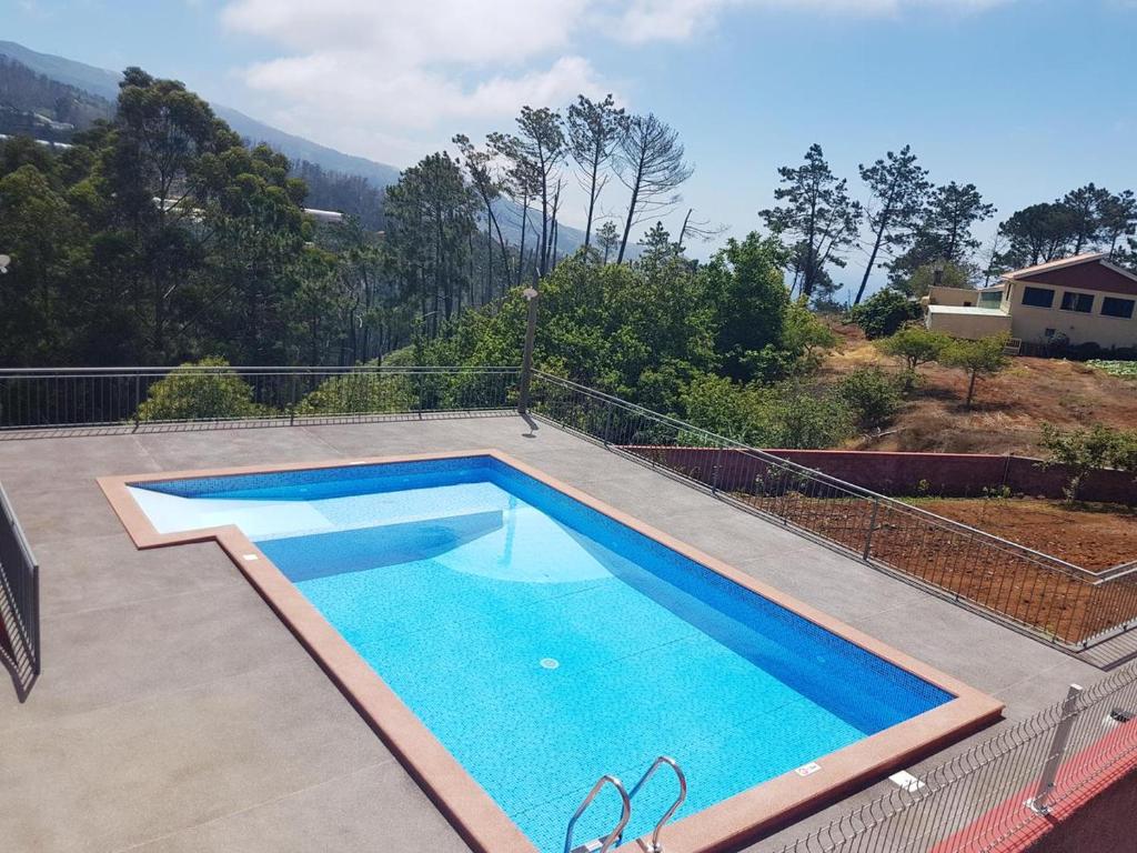 Charming Apartment in Prazeres with Shared Pool - 150 m², Campanário