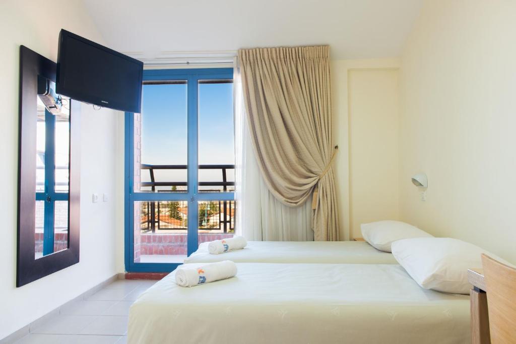 HI Shlomi Hostel