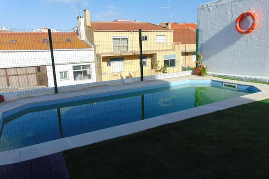 Bright apartment in Almada with shared pool, Almada