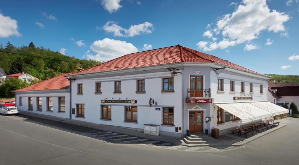 Restaurace Hotel Praha，位于Nižbor的酒店