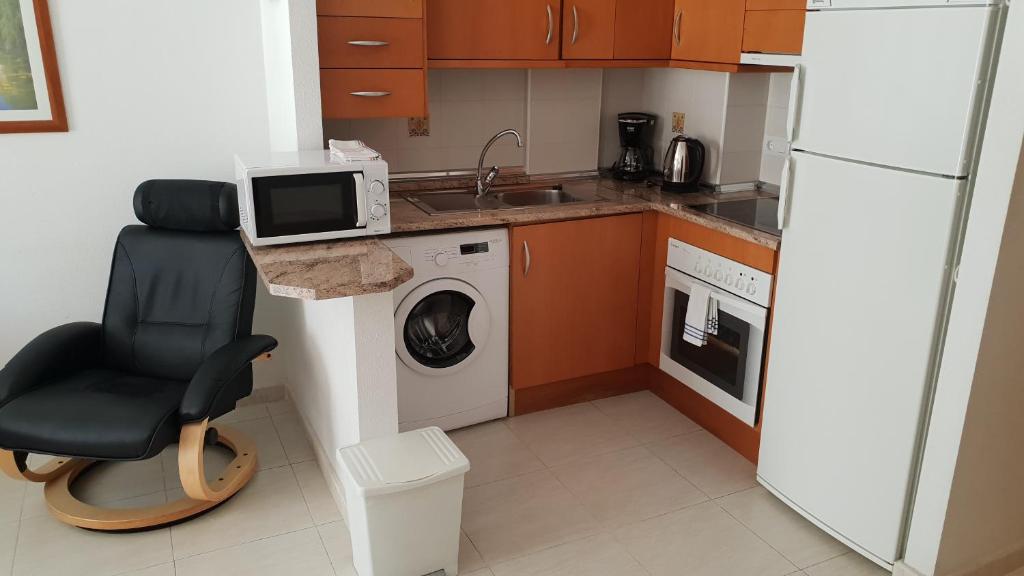 Kitchen, Aparthotel La Rotonda Cabo Roig Orihuela Costa Reception in Torrevieja