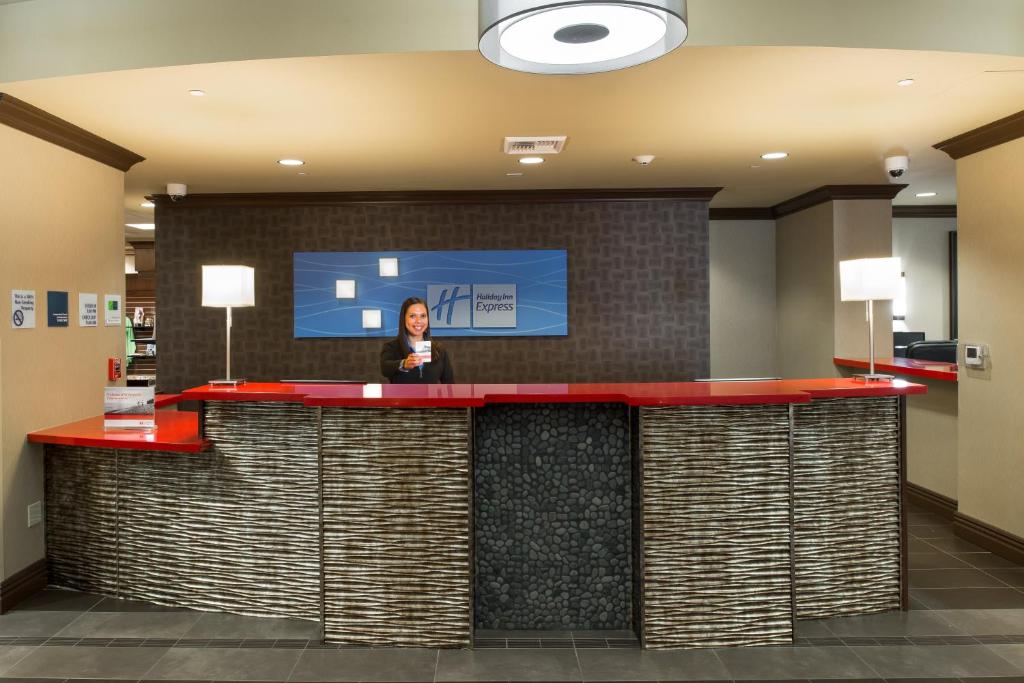 Holiday Inn Express Klamath Redwood Ntl Pk Area photo
