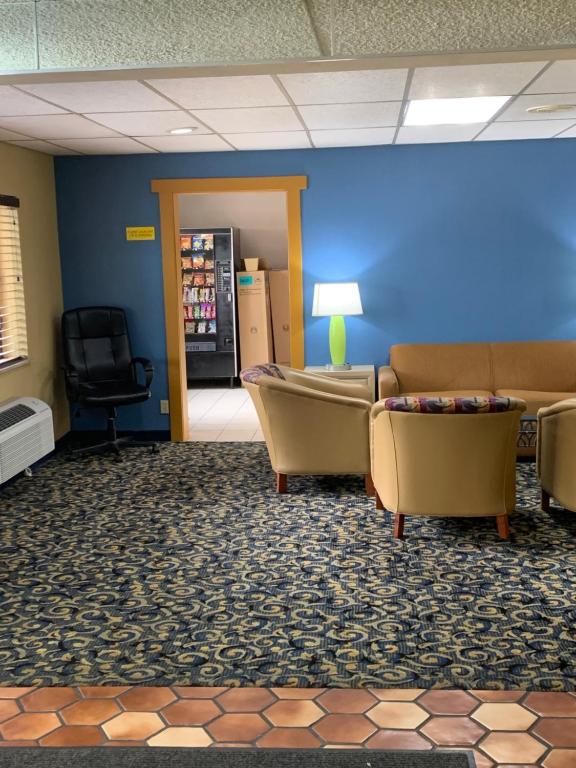 Super 8 By Wyndham Port Clinton photo