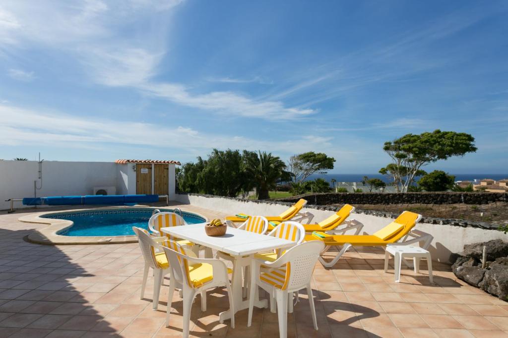 CASA AMARILLA sunny holiday home with heated pool - 3