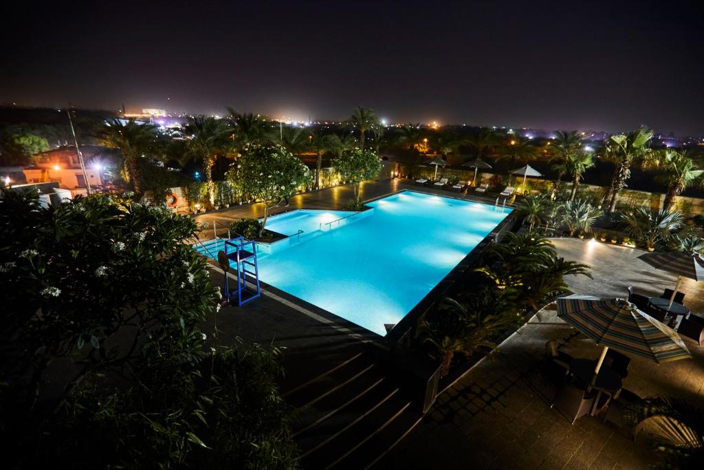 Swimming pool