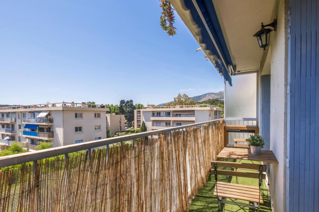 Sunny flat with large balcony and parking close to Toulon center - Welkeys