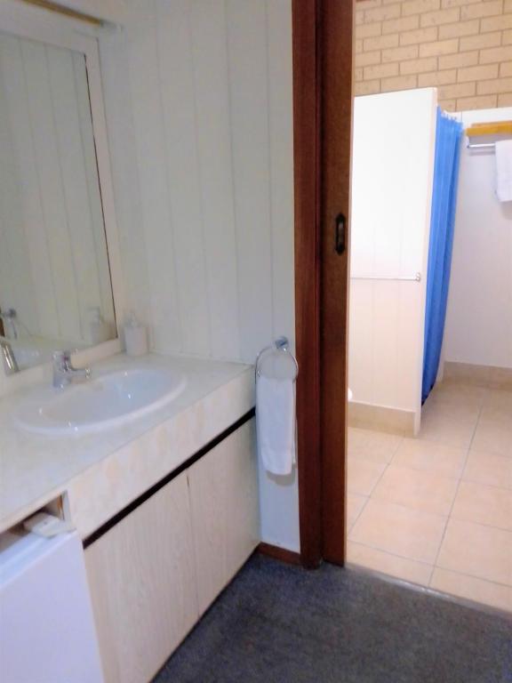 Country Home Motor Inn photo