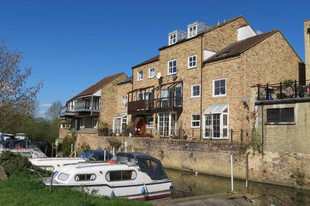 River Courtyard Apartment In The Heart Of, Saint Neots