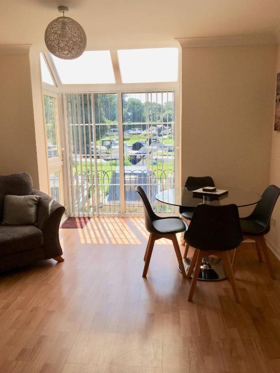 River Courtyard Apartment In The Heart Of Stneots