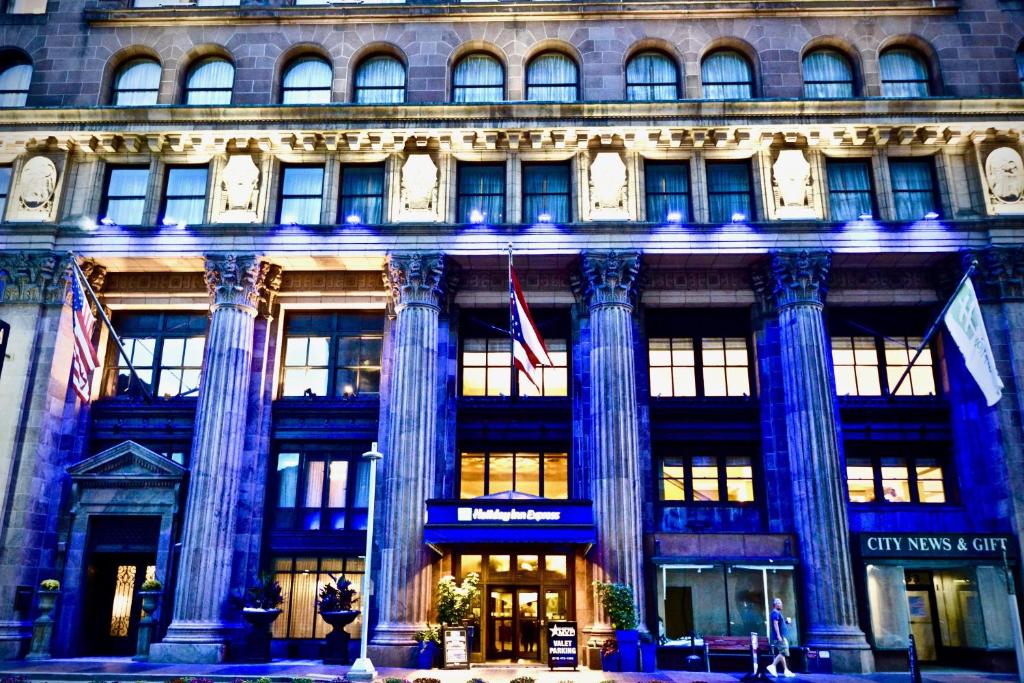 3. 홀리데이 인 익..