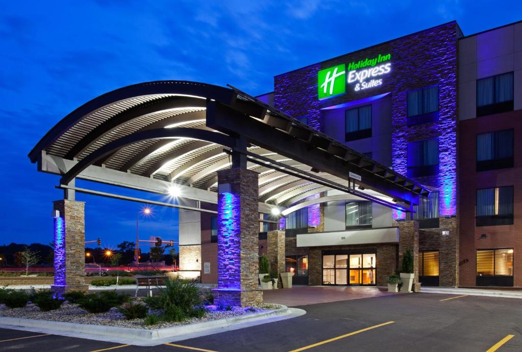 Holiday Inn Express & Suites Rochester West - Medical Center Photo 1