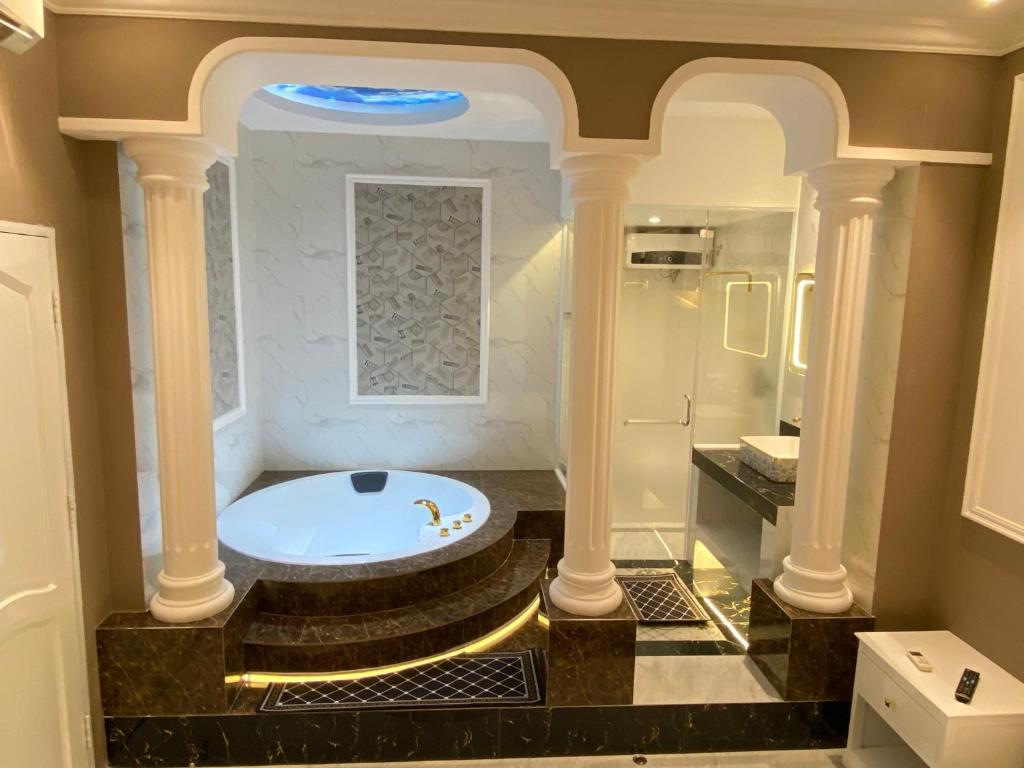 Khach San Phuoc Hung 1 — Hotel in Vinh Long