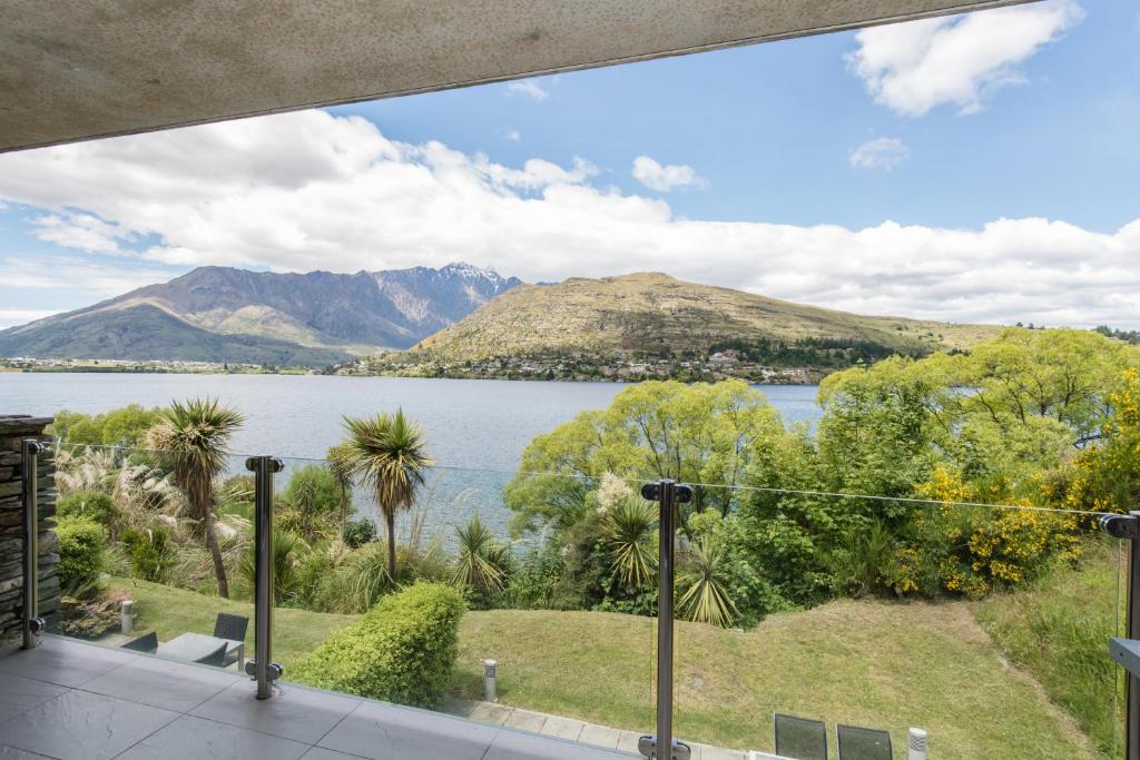 Lakeside Luxury with Spa photo