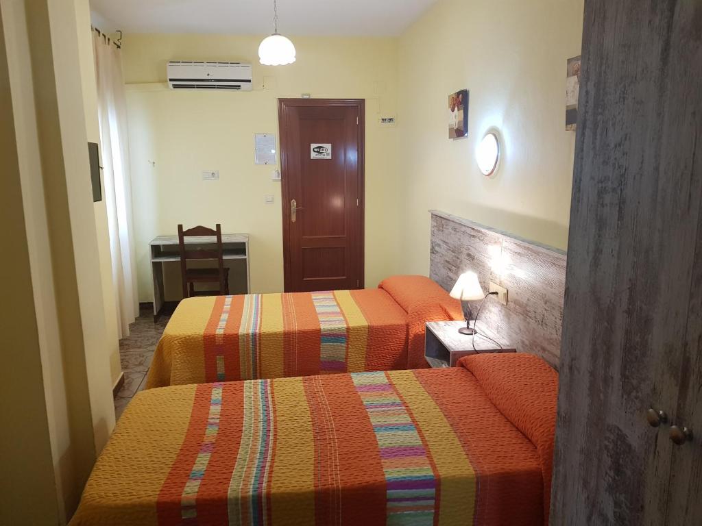 Hostal Virgen Del Rocío - 5