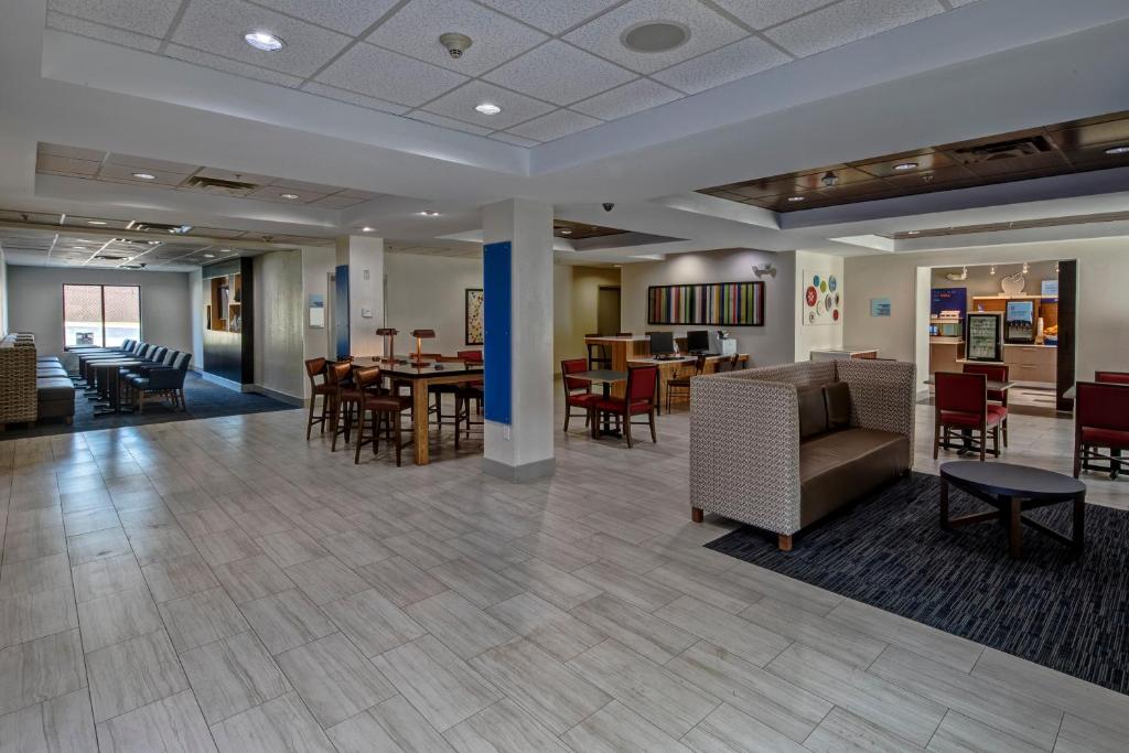 Holiday Inn Express Hotel & Suites Smyrna-Nashville Area photo