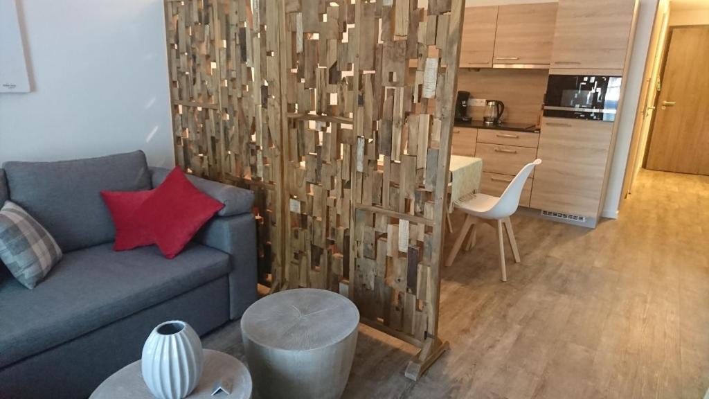 Maurers Schlierseetraum 1 hochwertige Erdgeschosswohnung mit allen Raffinessen erfreut sich auch Urlauber idealerweise für Paar mit Kindern geeignet und Vierbeiner Dank des tollen Zauns auf der Terrasse stylisch und edel von der Ausstattung mit 64 qm - 2