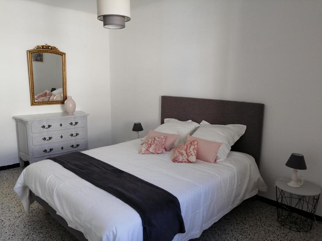BEL APPARTEMENT SPACIEUX CENTRE VILLE UZES T3 - 3
