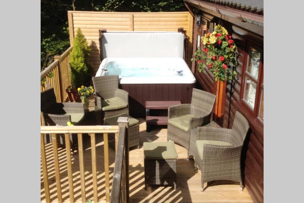 Mistletoe One Luxury Lodge with Hot Tub, Windermere photo 5