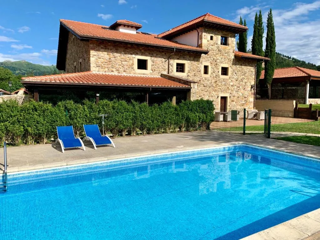 Akla Hotel Suites Valles Pasiegos，位于Saro的酒店