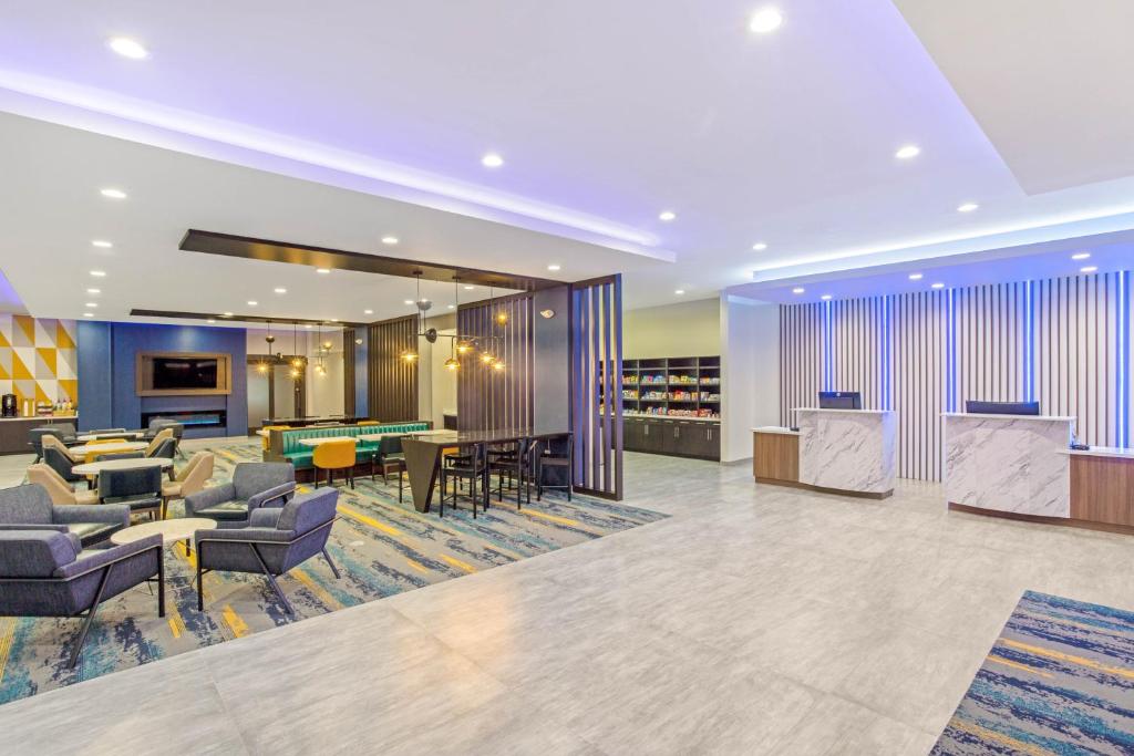 ลา ควินตา อินน์ แอนด์ สวีท บาย วินด์แฮม มิรามาร์ บีช-เดสติน (La Quinta Inn & Suites by Wyndham Miramar Beach-Destin)