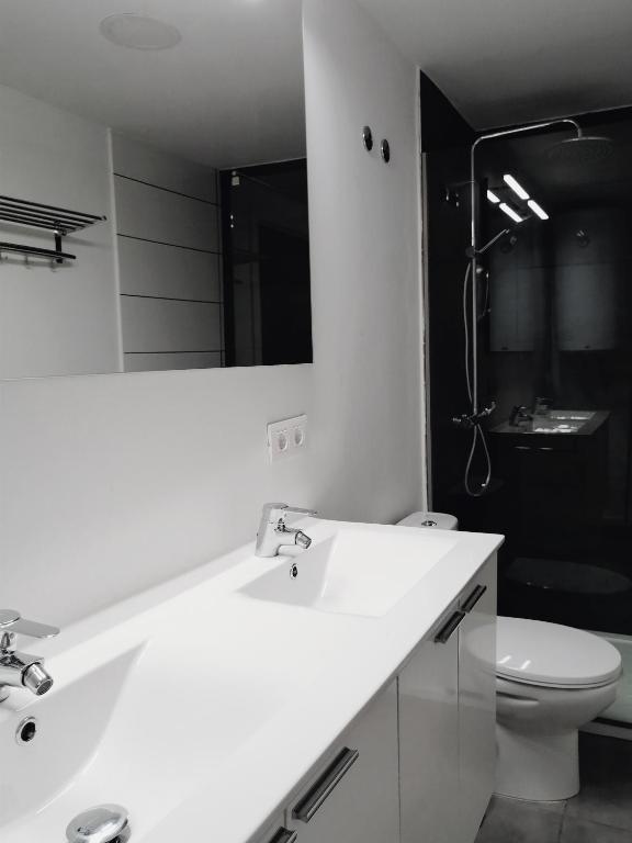 HomeForGuest BIOMA Modern & Minimalist Apartment photo