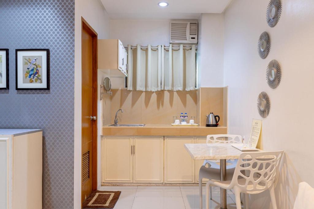 Kitchen, Baymont Suites and Residences in Manila