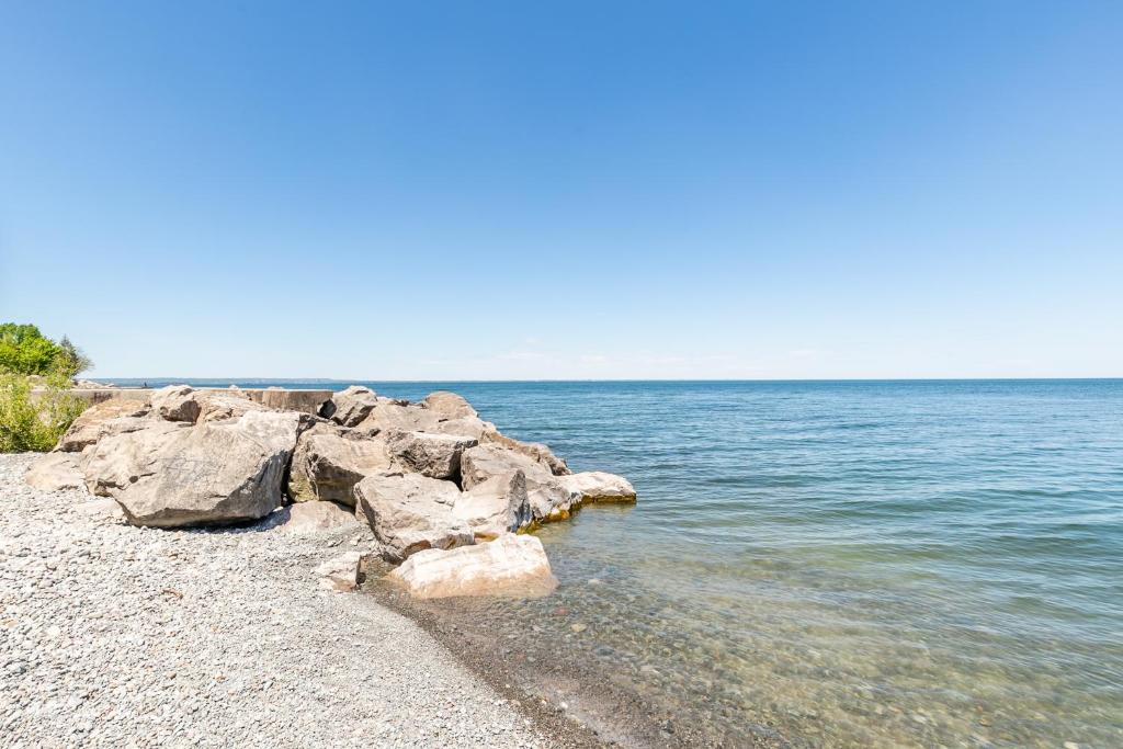 Modern Hamilton Homes Lake Ontario Shore by GLOBALSTAY photo