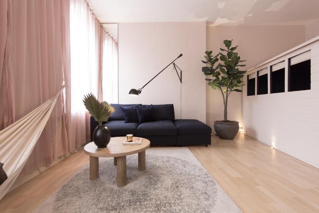 Shoreditch Loft w 100inch Cinema Premium Mattress & Hammock by the Design Traveller 전경