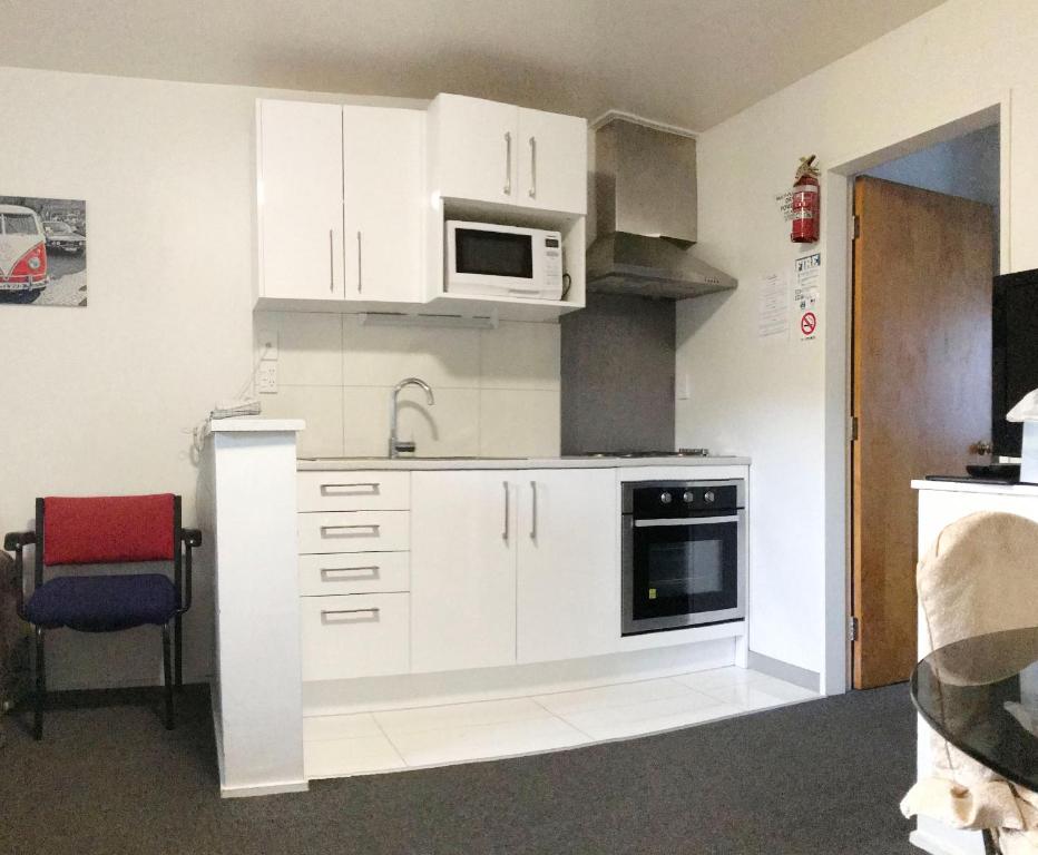 อาดิเลด โมเต็ล (Adelaide Motel)