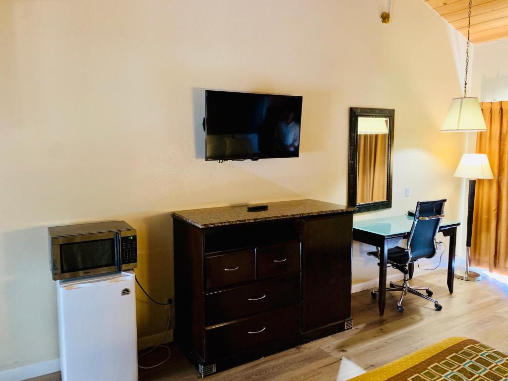 Rodeway Inn Fallbrook Downtown photo