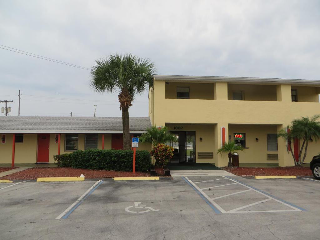 Entrance, Sunset Inn- Fort Pierce, FL in Fort Pierce (FL)