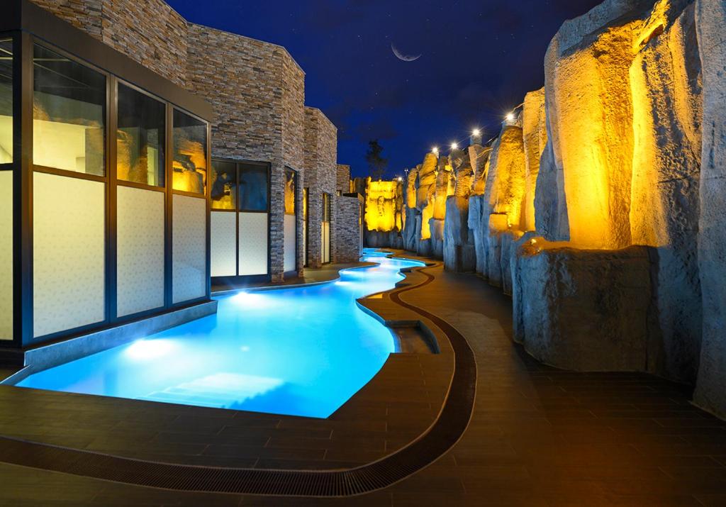 Swimming pool