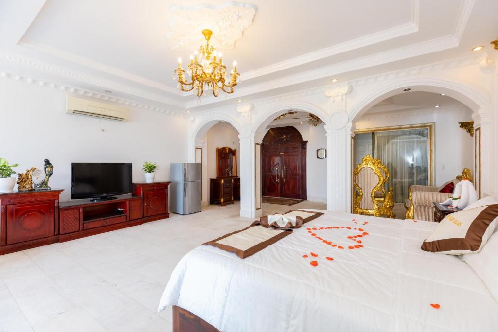Beachfront Palm Villa 25
