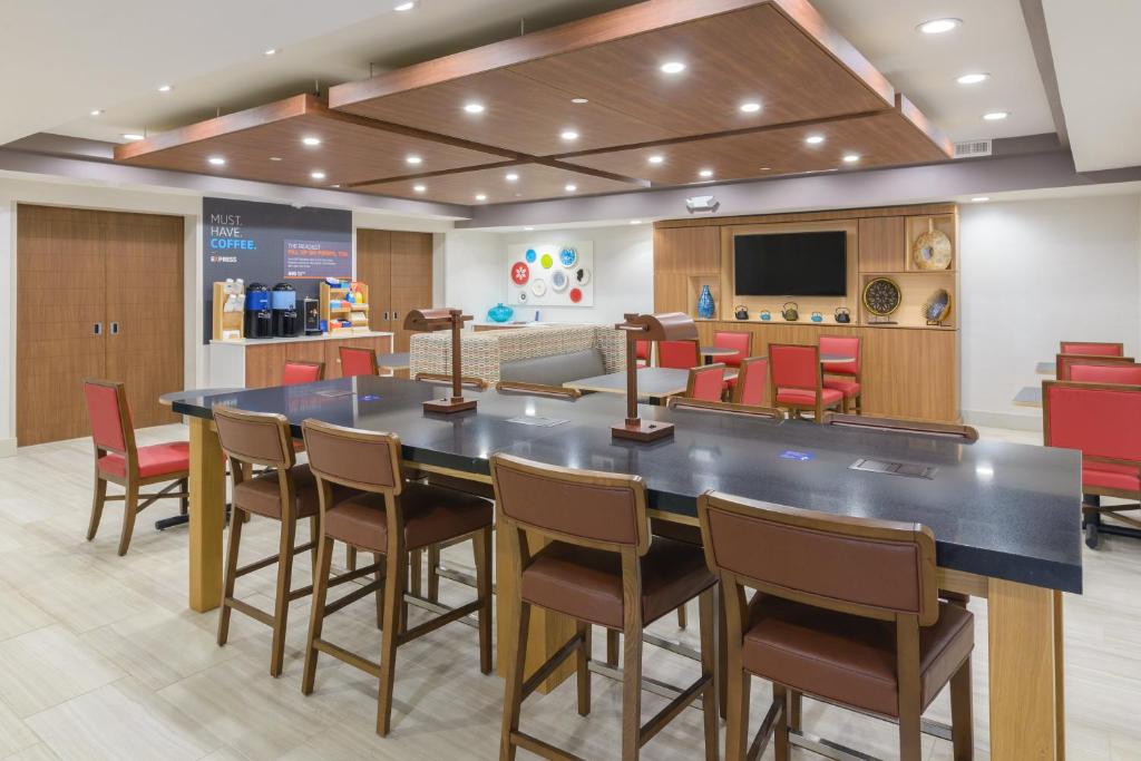 Holiday Inn Express Southington Photo 4