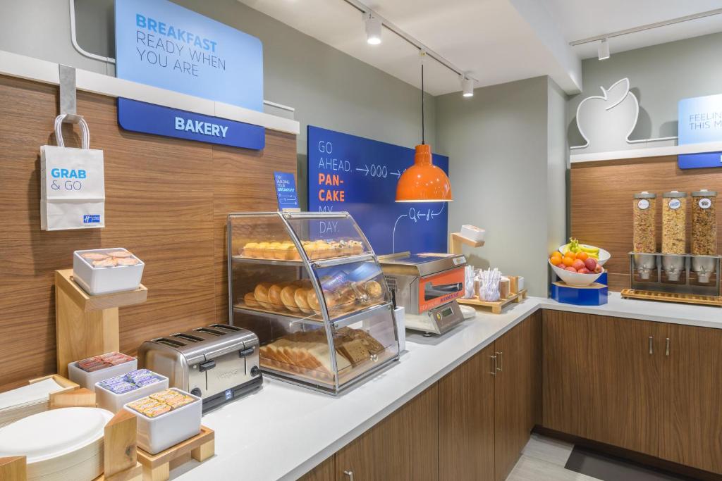 Holiday Inn Express Southington Photo 14