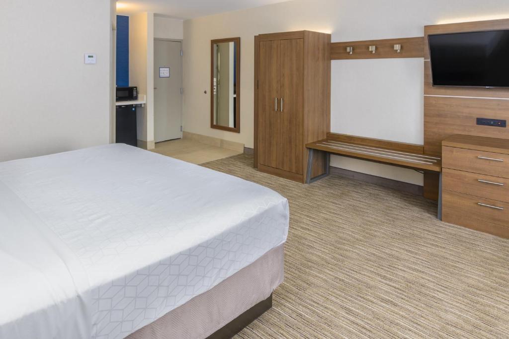 Holiday Inn Express Southington Photo 28