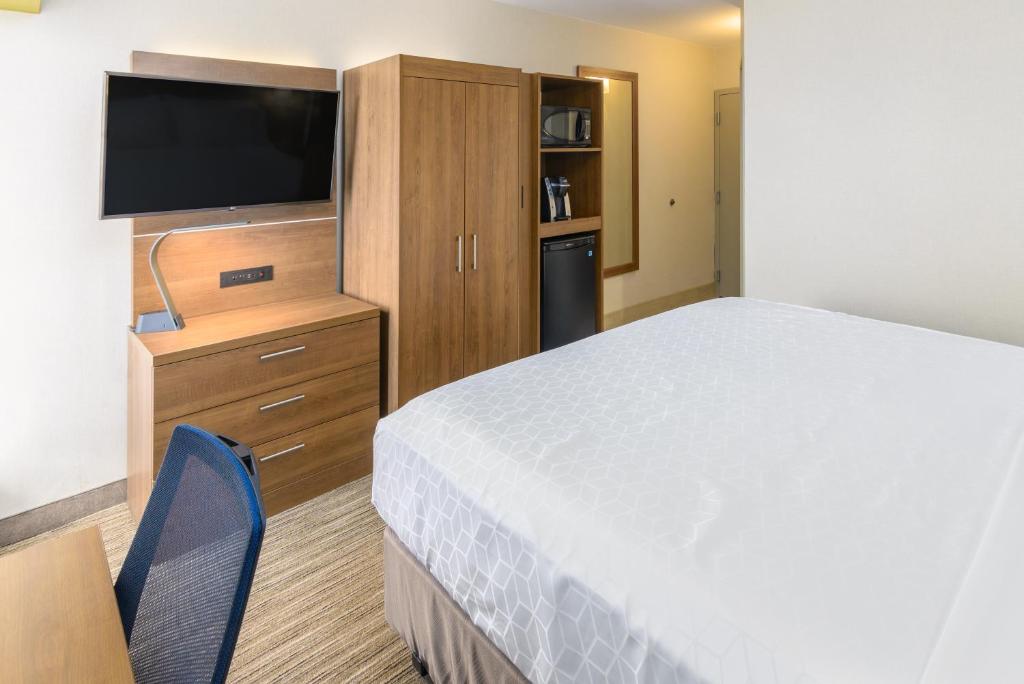 Holiday Inn Express Southington Photo 35