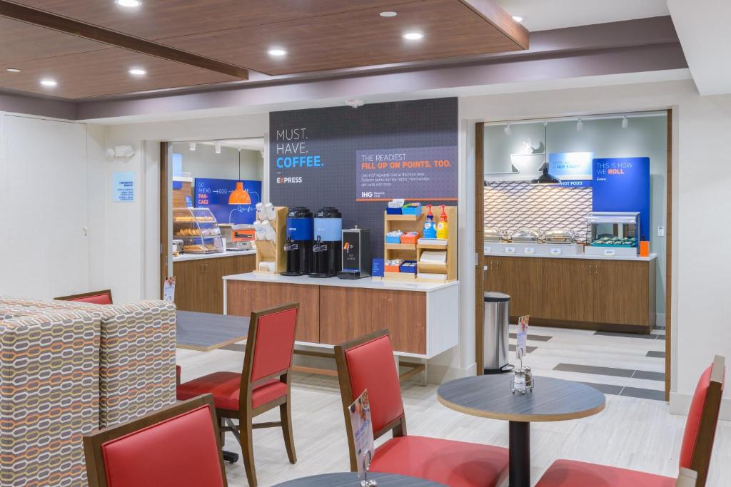 Holiday Inn Express Southington Photo 37