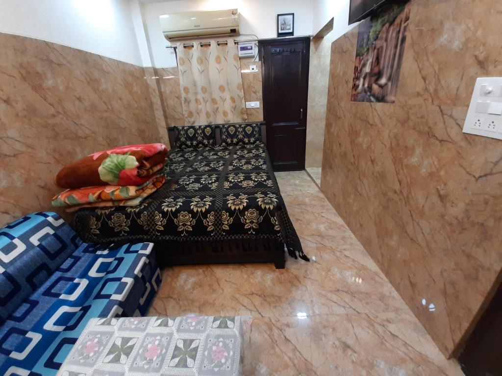 92, 121, 74, 700 Posh s delhi foreigners place in cream location independent luxury flat with attached kitchen for self cooking along with all utensils, gas stove and fridge, fully air conditioned, Android tv, very peaceful and calm location