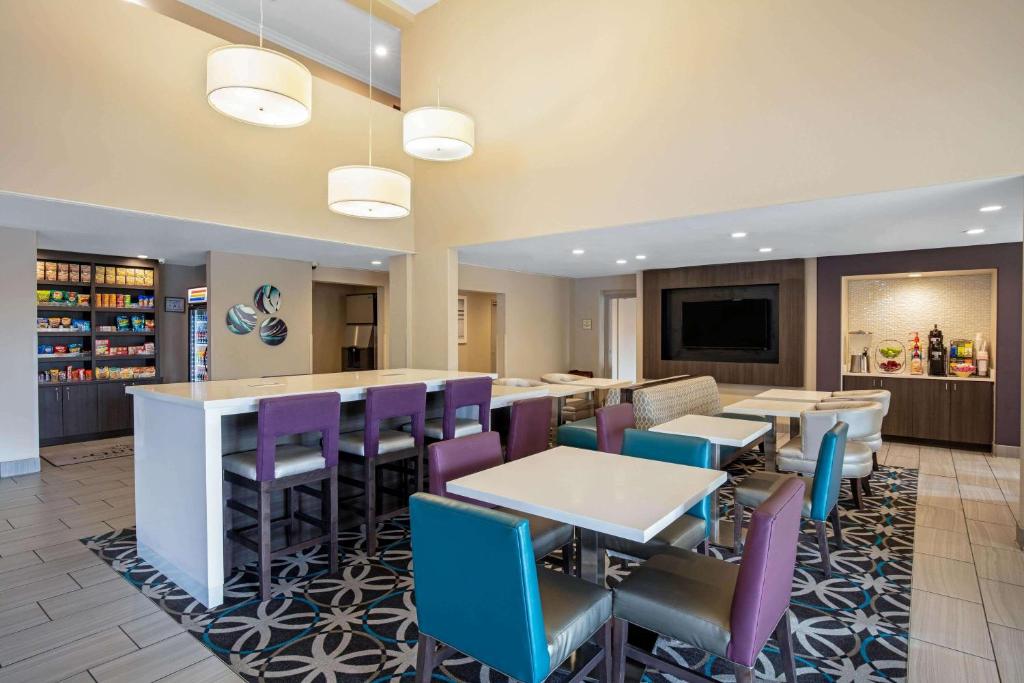 Restaurant, La Quinta Inn & Suites by Wyndham Las Vegas Nellis in Las Vegas (NV)