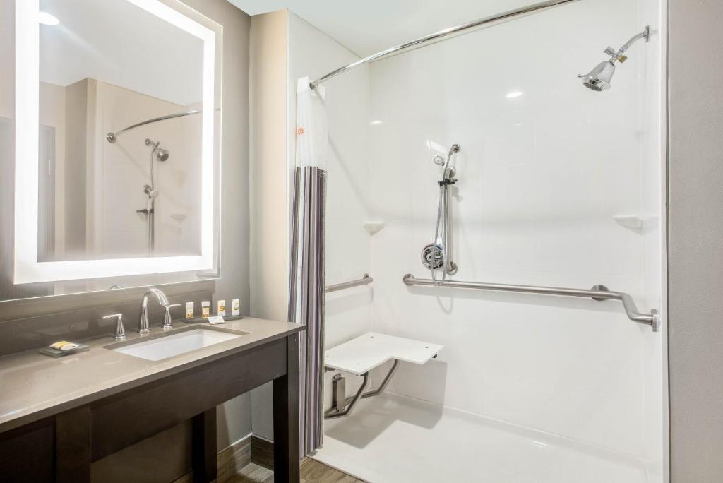 La Quinta Inn & Suites by Wyndham Ponca City photo