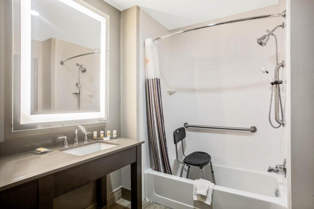La Quinta Inn & Suites by Wyndham Ponca City photo