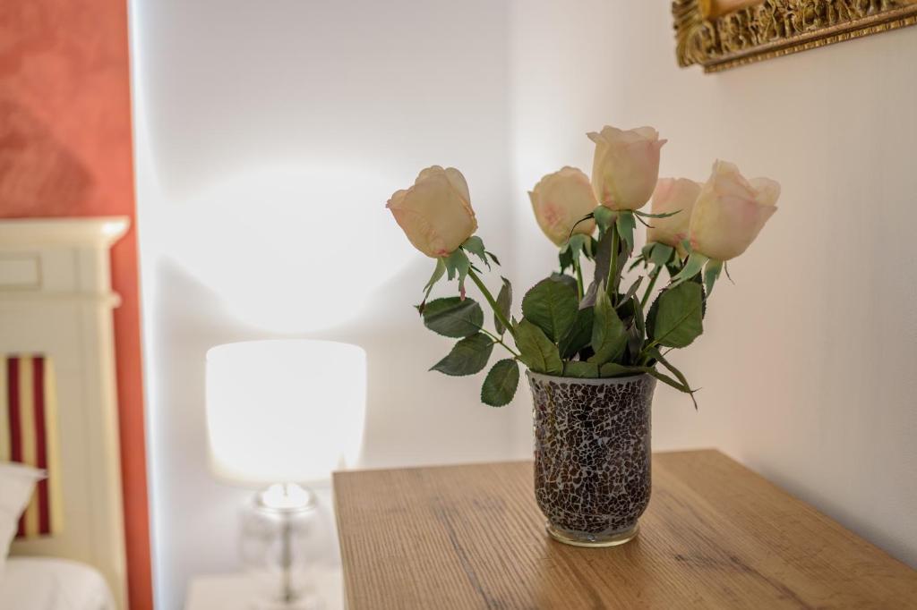 Ultracentral luxury apartment photo