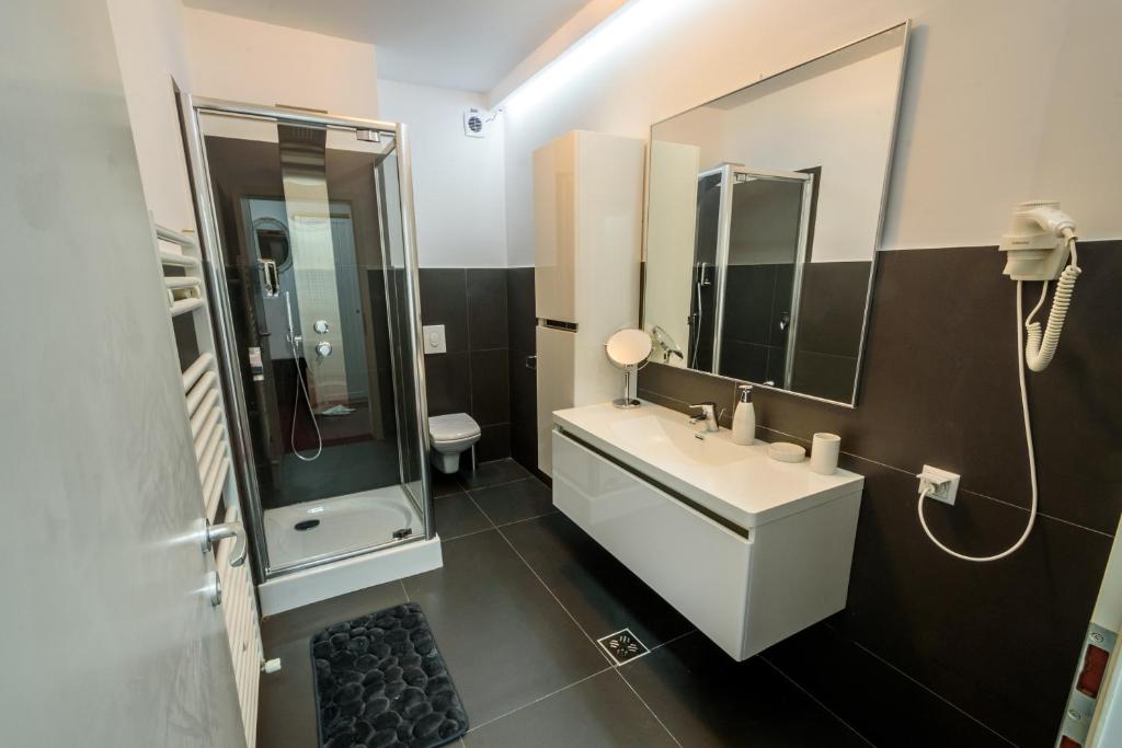 Ultracentral luxury apartment photo