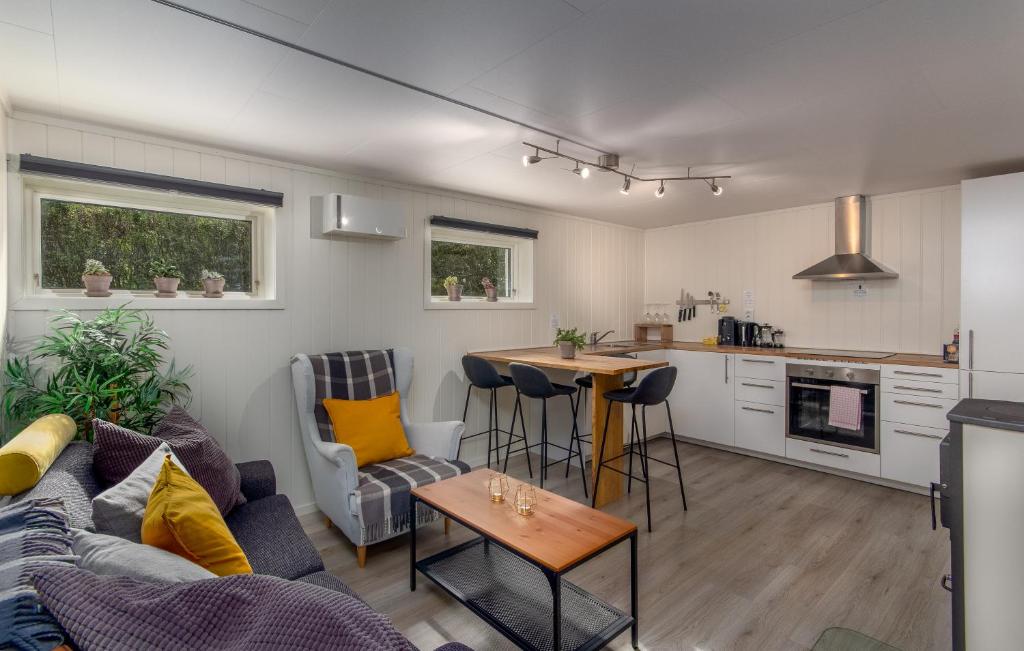 Spacious two bedroom basement apartment — Hotel in Flam