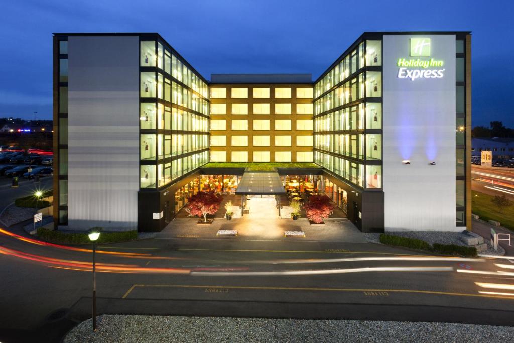 Holiday Inn Express Zurich Airport In Rumlang Schweiz 5000 Bewertungen Preise Planet Of Hotels