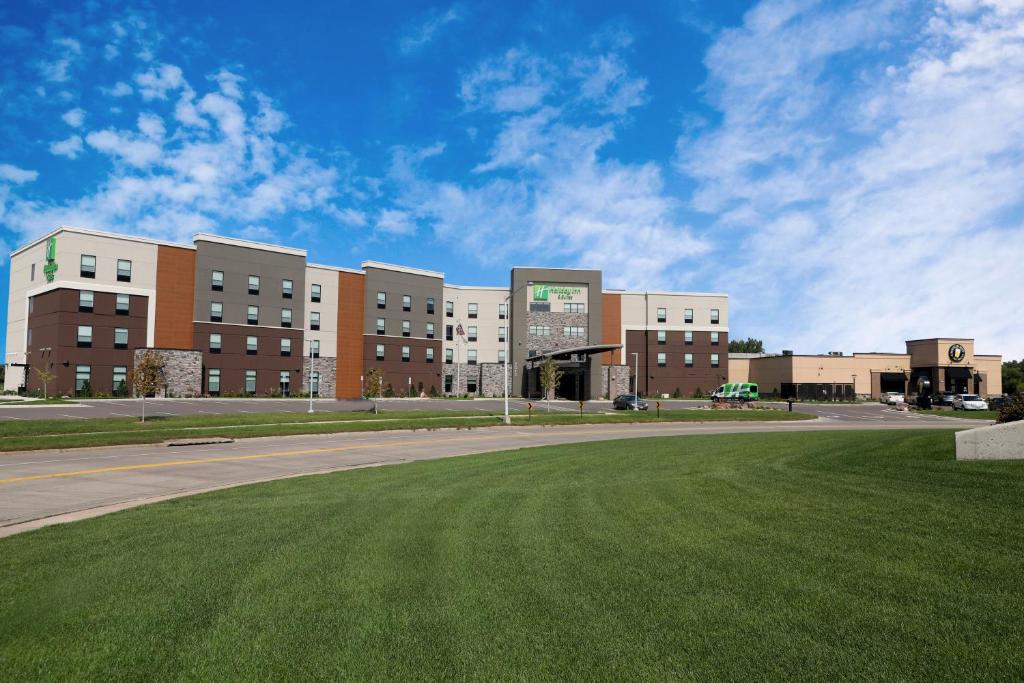 Holiday Inn Hotel & Suites Sioux Falls - Airport photo